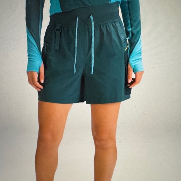 Like new - Lululemon shorts. Green Jasoer color. Size 6. - Picture 1 of 9